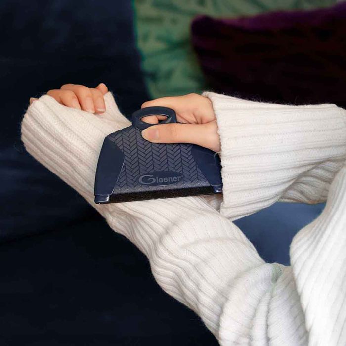 Gleener Sweater saver fabric shaver display | Knitting yarn shop / dzijas veikals